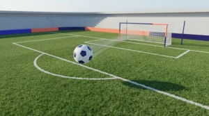 Fußball fliegt über eine grüne Spielfläche vor einem Tor