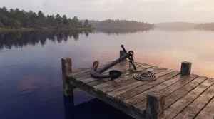 Ein ruhiger Holzsteg mit einem liegenden Anker am Ufer